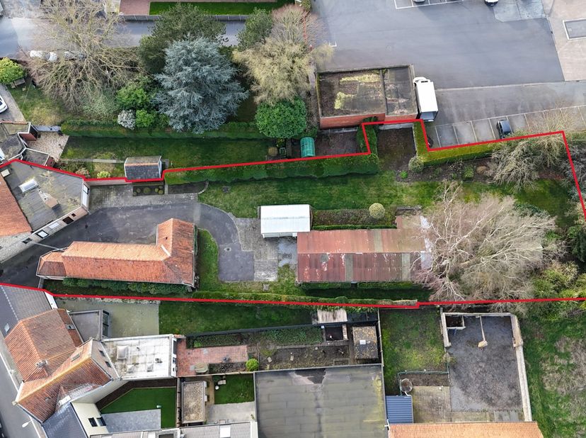 In de Esenstraat, in het centrum van Zarren (Kortemark), ligt deze halfopen woning met oprijlaan op een perceel van 1.507 m². De woning beschikt over