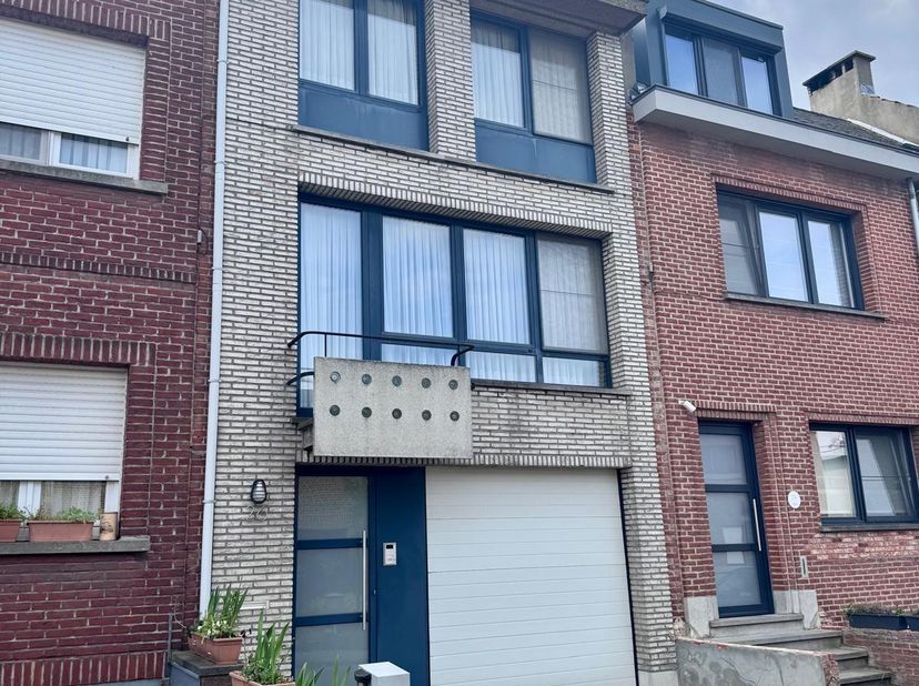 4 slaapkamer woning met tuin op het zuiden, EPC 305 kwh<br />
<br />
Een woning met veel daglicht uit 1960, gerenoveerd in 2000, woonkamer met half op