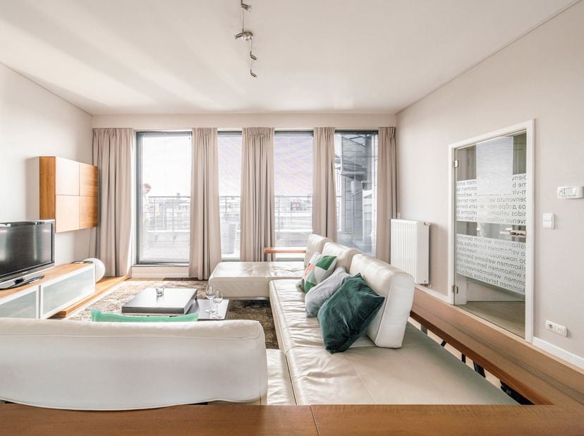 BRUSSEL – Gelegen aan het Daillyplein, in de onmiddellijke nabijheid van winkels en alle voorzieningen, prachtig gemeubeld PENTHOUSE (3 slpk/2 badk) v