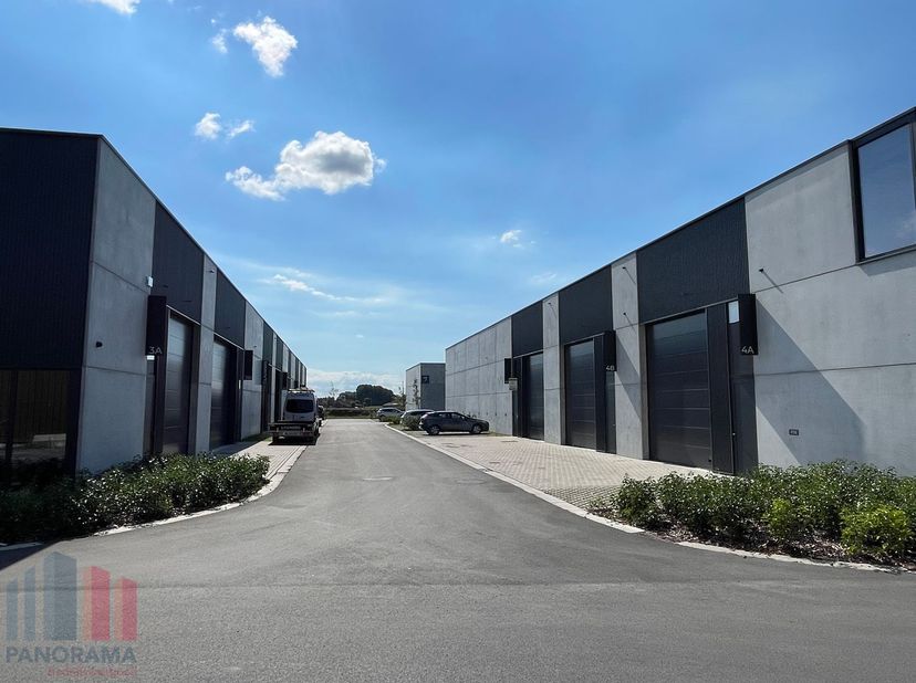 Nieuwbouw KMO-unit met een oppervlakte van +/- 136 m² te koop, de unit maakt deel uit van de&amp;nbsp;gloednieuwe KMO-site "CLARYSSE BUSINESS PARK"&amp;nbsp;e