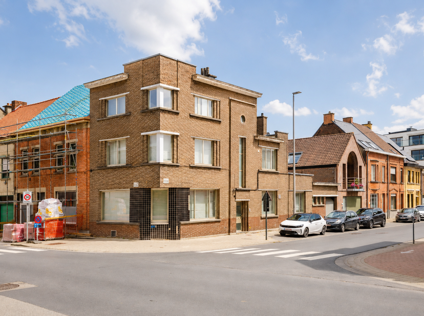 LIGGING<br />
Dit gebouw is gelegen op de hoek van Adriaan Brouwerstraat, rechtover het groene Liedtspark en op wandelafstand van de Schelde. Een bijz