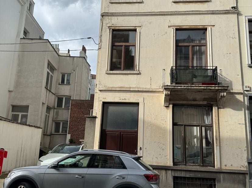 Gelegen in de rustige en groene omgeving van Etterbeek, biedt dit karaktervolle gebouw van rapport tal van mogelijkheden voor de toekomstige eigenaar.