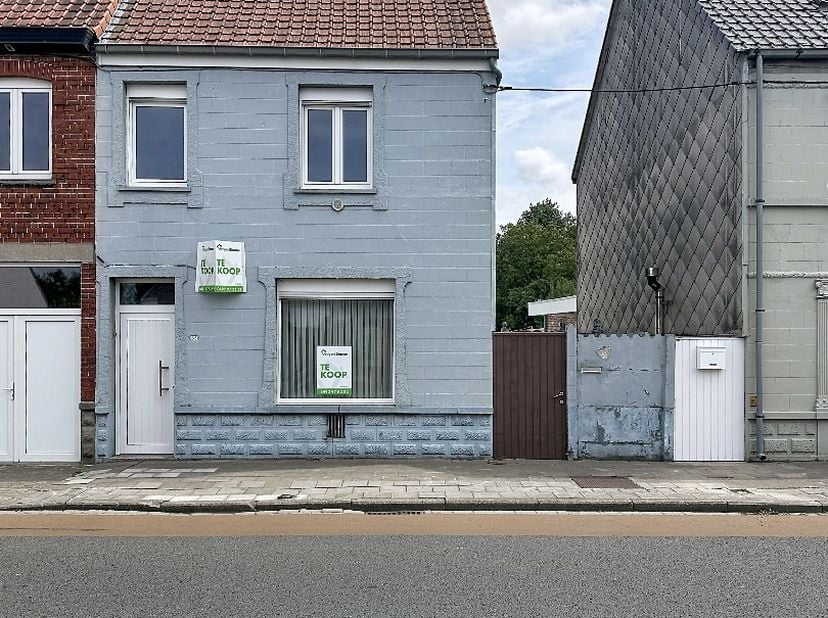 Deze woning is gelegen op een grondoppervlakte van 519 m² en bestaat uit: hall - living - keuken - badkamer - toilet - veranda - berging - terras - tu