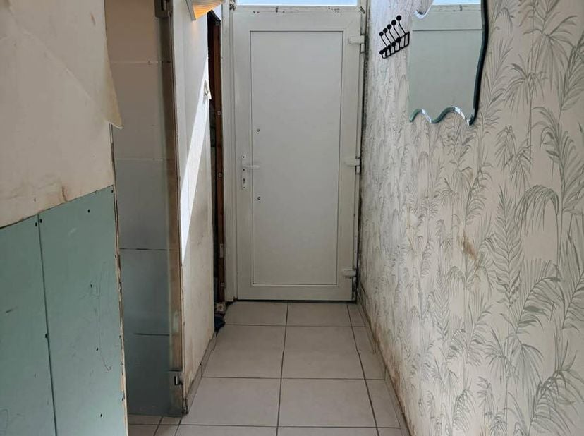 GRONDIG OP TE FRISSEN EENGEZINSWONING MET TUIN. Deze gesloten bebouwing staat in lint gebouwd met 3 andere woningen en bevindt zich aan de rand van de