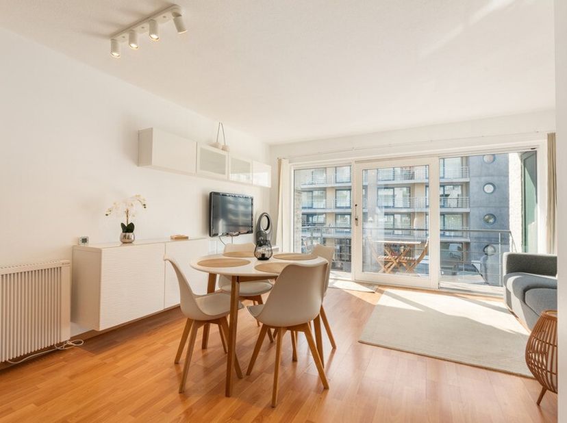 Studio spacieux prêt à emménager avec coin nuit, situé au 1er étage du côté ensoleillé, avec une belle terrasse, à quelques mètres seulement de la dig