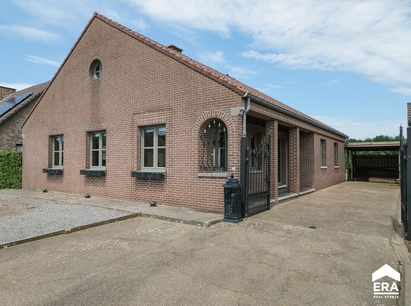 rong&amp;gt;Deze ruime gelijkvloerse woning bevindt zich op een prachtige locatie in het groen met vrij zicht. Dankzij diverse invalswegen is de woning vl