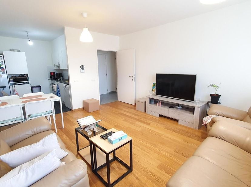 MOLENBEEK - Bel appartement 1 chambre de +/- 61m² situé dans un immeuble avec ascenseur et situé au 2 étage. Bien desservi par les transports en commu