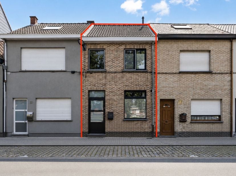 À vendre : maison familiale chaleureuse, située au centre, à proximité des écoles, des transports en commun et des grands axes routiers. Cette maison