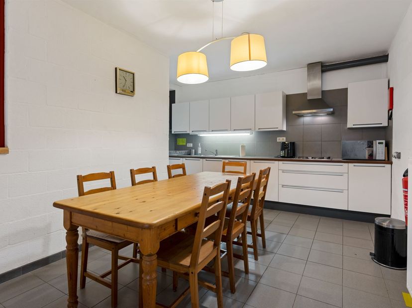 Opbrengsteigendom van 6 studentenkamers en een appartement.<br />
<br />
1. Op het gelijkvloers vinden we 6 studentenkamers terug. Respectievelijk z
