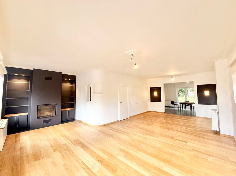 KRAAINEM – À proximité de la place Dumon et des transports en commun, magnifique maison (5CH + BUR / 1SDB / 2SDD) de ± 480 m² offrant de superbes espa