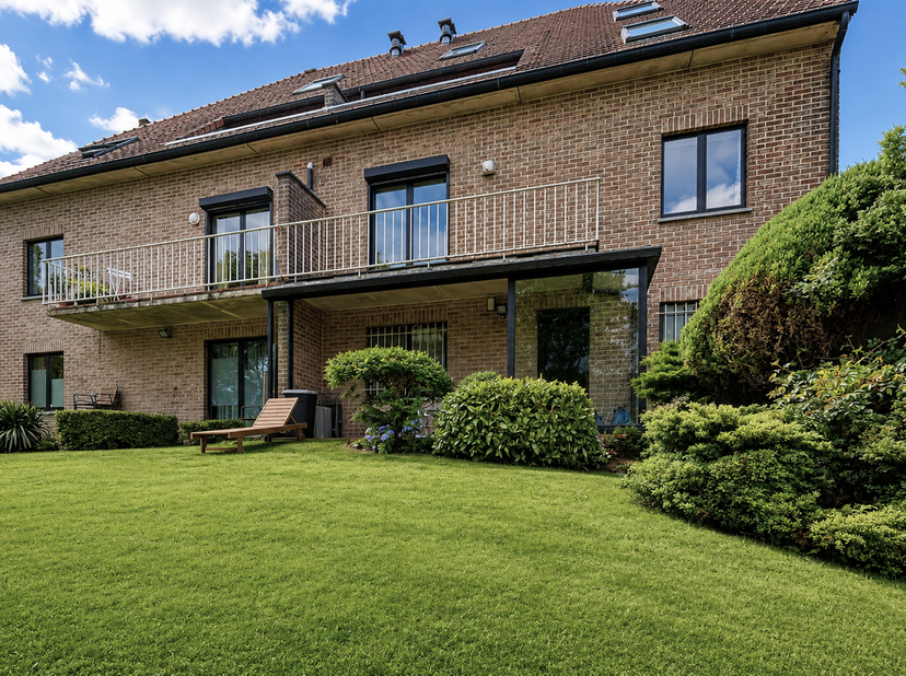<br />
<br />
<br />
<br />
<br />
<br />
Zeer goed gelegen duplex appartement op de 2de verdieping, op 5 minuten wandelafstand van het station en het