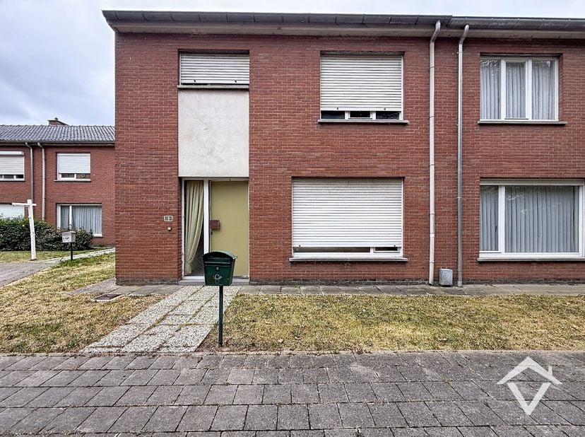 Deze woning is gelegen in het Biezenhof, één rustige woonwijk aan de rand van Roeselare. De wijk Biezenhof is typerend voor zijn vlotte bereikbaarheid
