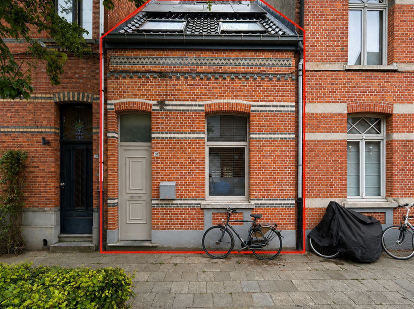 Maison prête à emménager avec 2 chambres et un charmant jardin urbain<br />
Situation :<br />
La maison bénéficie d'un emplacement central à Turnhout,
