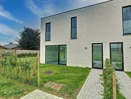                                         Maison à louer à Sint-Eloois-Vijve, € 1.300
