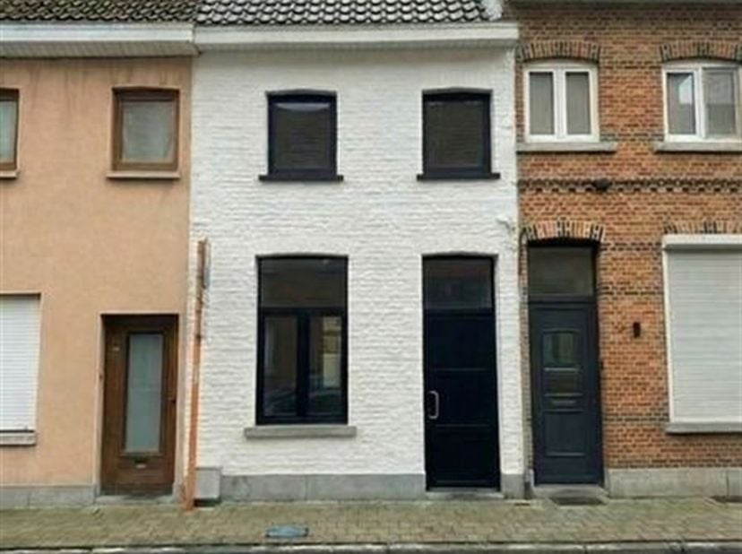 Zeer centraal gelegen starterswoning met 2 slaapkamers en zolderruimte.<br />
<br />
Dit totaal te renoveren pand is op zoek naar een paar gouden ha