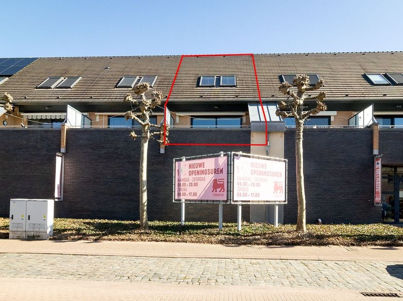 DUPLEX-APPARTEMENT TE ZONHOVEN - <br />
<br />
Dit ruime duplex-appartement met veel licht, terras en afsluitbare ruime garage is gelegen nabij het ce