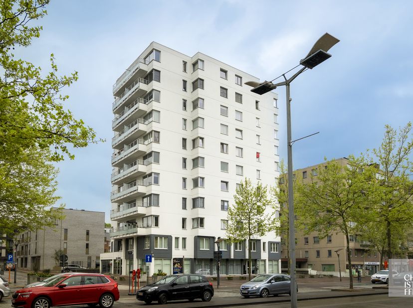 Indeling<br />
De afgesloten garage is zowel via de lift als een gemeenschappelijke poort bereikbaar. <br />
De ruime inkomhal met vestiaireruimte en