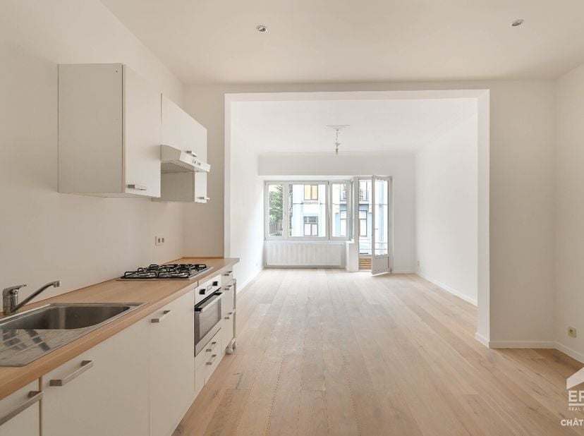 Appartement de 1 chambre  ForestERA Châtelain vous propose ce magnifique appartement (rénové en 2026), idéalement situé à Forest, dune surface brute P