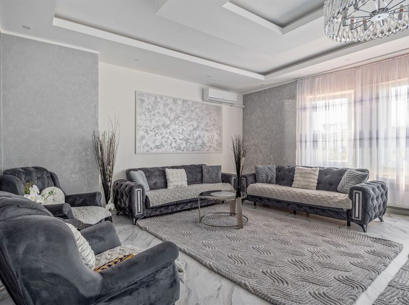 Dit prachtige, instapklare appartement bevindt zich op een toplocatie nabij het station van Lier. Het appartement werd in 2023 volledig gerenoveerd en