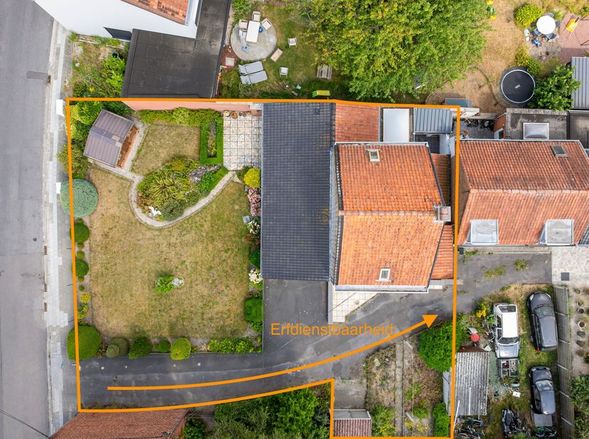 Te renoveren woning te koop in Wevelgem!!<br />
De woning beschikt over een voortuin en een ruime oprit. Op de oprit zit er een erfdienstbaarheid. Ver