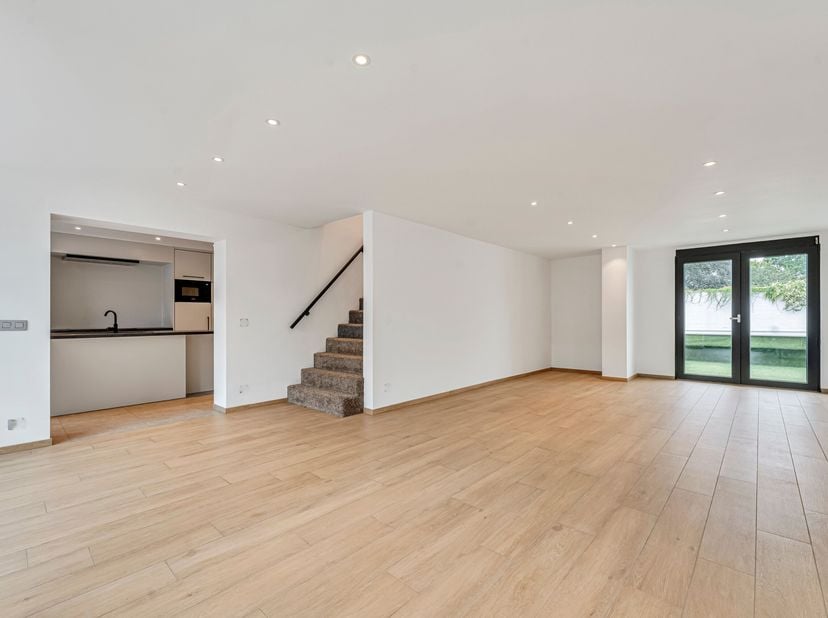 Ruim duplex appartement te koop in centrum Wevelgem<br />
We vinden het appartement op de eerste verdieping van een kleinschalige residentie met slech