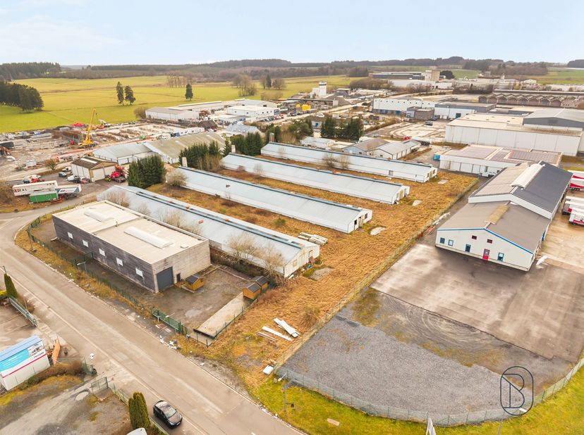 Te koop: Industriegrond van 10.647 m² met potentieel in Bastogne<br />
<br />
In Bastogne, langs de Rue de l’Industrie, bevindt zich dit ruim percee