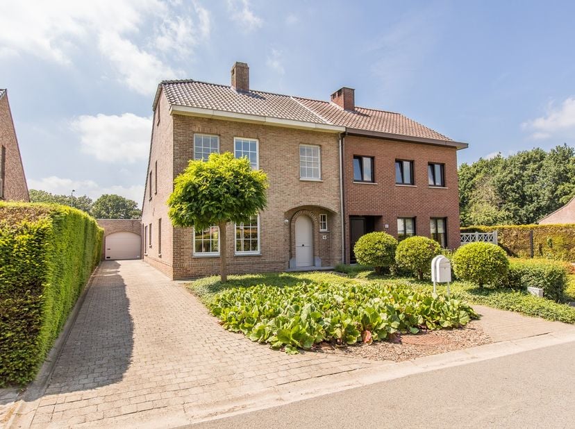 Centraal maar toch rustig gelegen ruime woning .<br />
<br />
Indeling : Inkomhal ,&amp;nbsp; apart toilet , ruime woonkamer , eetkamer , keuken , berging