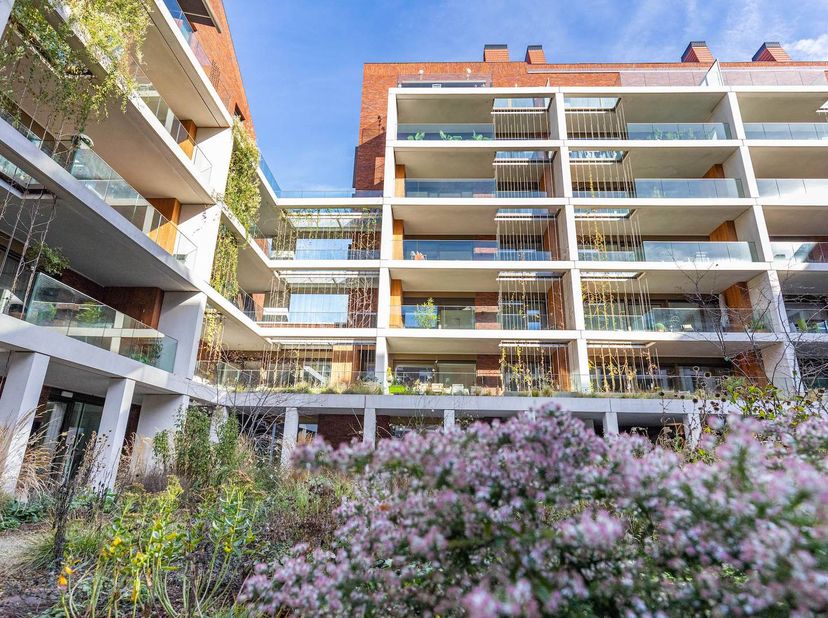 Au cœur du centre de Hasselt, sur la confortable place Groenplein et l'ancien hôtel de ville, se trouve cette maison de retraite assistée dans la rési