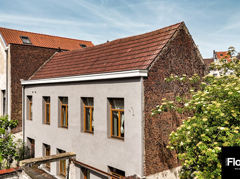FLOW Real Property nodigt u uit om een uniek pand te ontdekken, verscholen voor inkijk en weg van het stadslawaai, gelegen achteraan een appartementsg