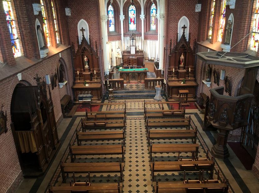 Centraal gelegen kerk in het landelijke Klein-Gelmen.  <br />
Het pand is in goede bouwstaatkundige toestand en behoeft beperkte renovatie.  <br />
De
