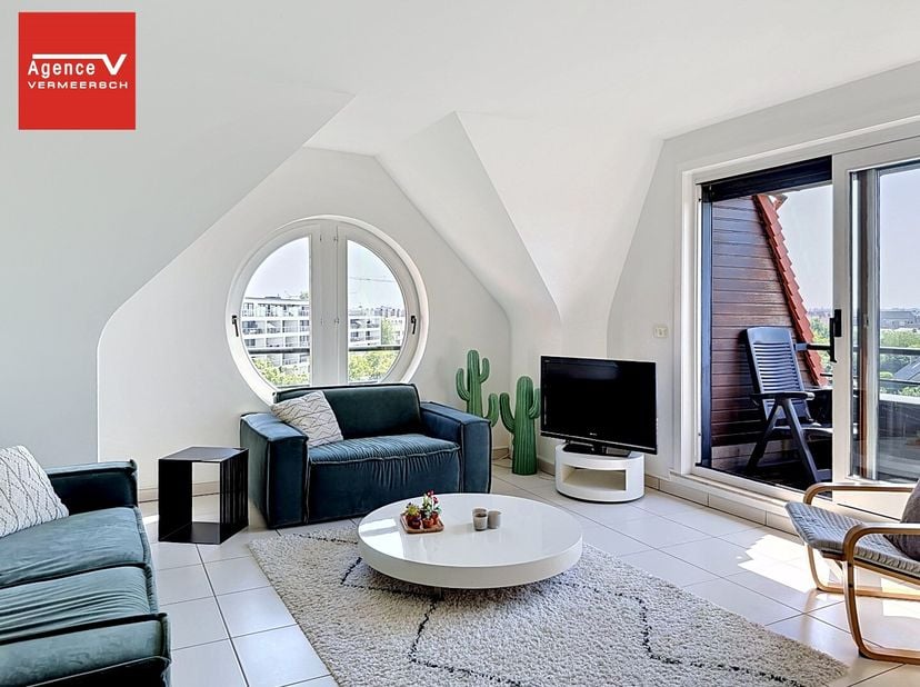 Dit stijlvol appartement bevindt zich op de 4de verdieping van de klassevolle residentie Villa Elisa, en bevindt zicht op een residentiële locatie nab
