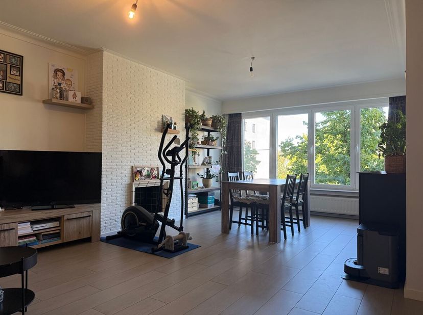 Ligging:<br />
Centraal gelegen aan de Morckhovenlei, vlak bij het Rivierenhof, winkels, scholen, openbaar vervoer en met een vlotte verbinding naar d