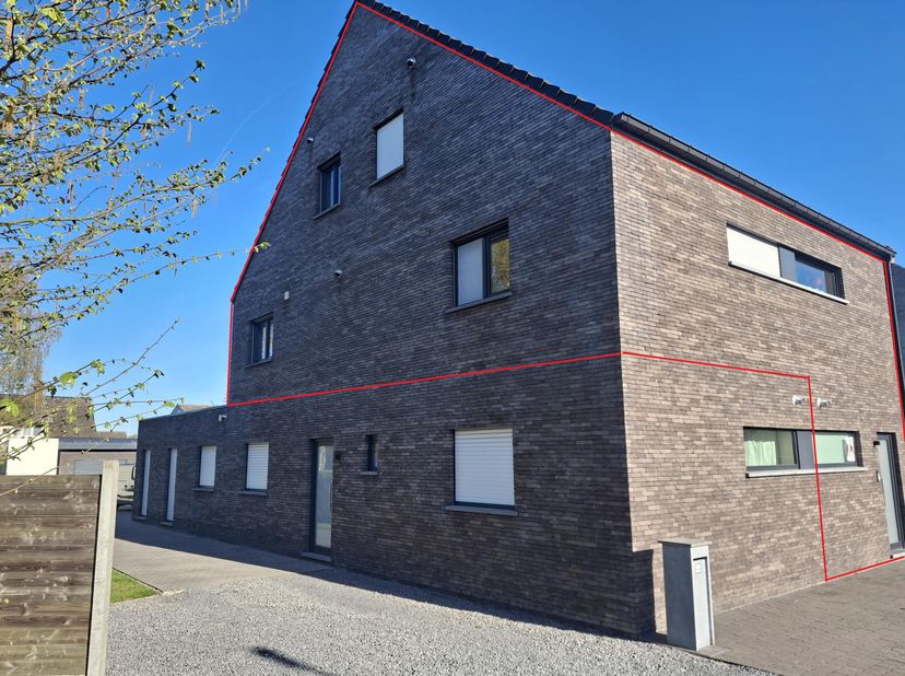 Grote woning op 1ste verdiep met alle comfort, automatische rolluiken/verlichting, laadpaal.<br />
Energiezuinig E38, centrale verwarming op aardgas.<