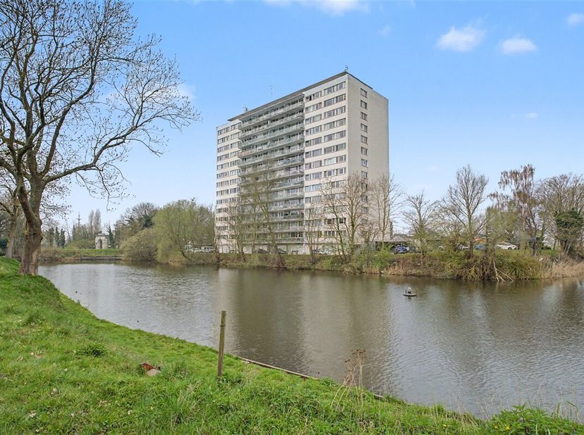Centraal gelegen appartement op de eerste verdieping te Dendermonde.<br />
Centraal gelegen, op te frissen,  1-slaapkamer appartement op de eerste ver