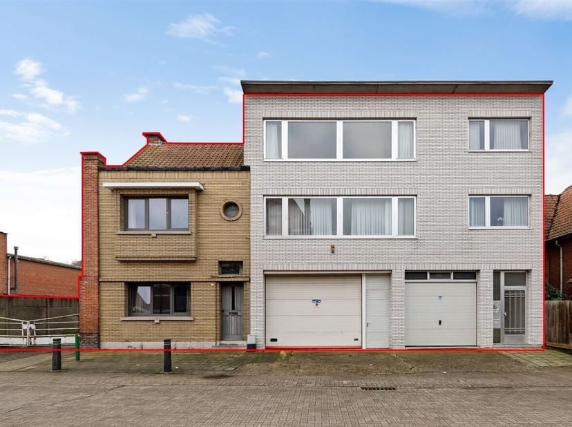 In de Gyselstraat te Nieuwkerken vinden we dit uitzonderlijk te renoveren opbrengsteigendom bestaande uit een halfopen eengezinswoning en een appartem