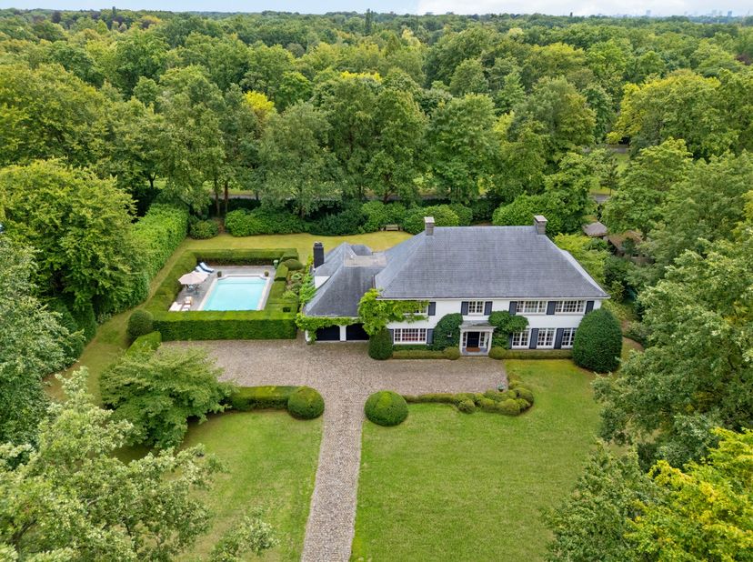 Op een van de meest gegeerde en residentiële locaties van Brasschaat centrum bevindt zich deze uitzonderlijke en charmante villa op een ruim perceel.