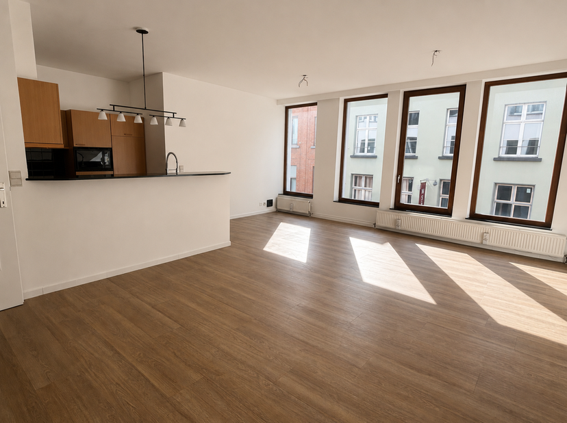 In de bekende Hoogstraat, in het hart van Antwerpen, bevindt zich dit uitstekend gelegen appartement. De vele restaurants, cafés en winkels maken van