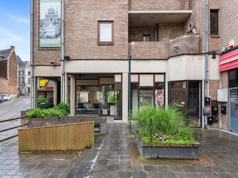 In de Abdijstraat 4 in Sint-Truiden bevindt zich deze instapklare handelsruimte, perfect geschikt voor wie op zoek is naar een kwalitatieve en verzorg