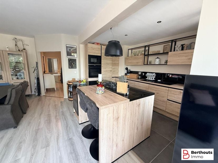 EXCELLENTE OPPORTUNITÉ !! ÉCONOME EN ÉNERGIE ! PROCHE DU CENTRE !<br />
<br />
<br />
Appartement prêt à emménager (93 m²), économe en énergie (PEB :