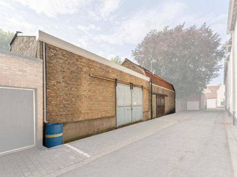 Uniek aanbod in hartje Diksmuide  Loods/garage In de charmante Begijnhofstraat, vlakbij het water en achter de Grote Dijk, vind je deze veelzijdige ei