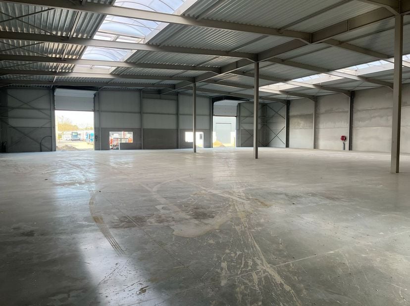 Modern magazijn van 1.400m² met 2 sectionaal poorten.<br />
Kenmerken :<br />
- casco oplevering<br />
- vrije hoogte 6m<br />
- 2 sectionaal poorten