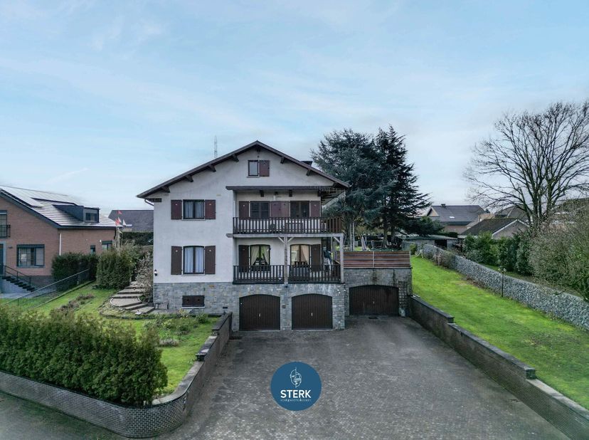 UITZONDERLIJKE WONING MET VEEL POTENTIEEL OP EEN PERCEEL VAN CIRCA 30 ARE !<br />
We vinden deze open bebouwing met een bewoonbare oppervlakte van 769