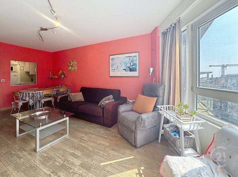 Op de vijfde verdieping van residentie Acapulco in Westende Bad bevindt zich dit ruime appartement met twee slaapkamers en een extra slaaphoek. Vanuit