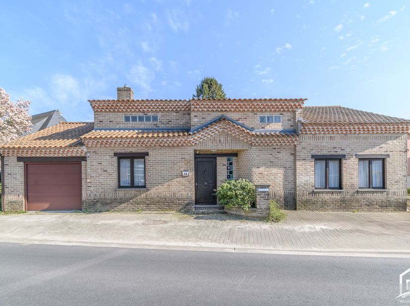 Deze zeer ruime en charmante gezinswoning is gelegen te Aspelare op een perceel van 3are80ca met maar liefst 260 m² benutbare oppervlakte.&amp;nbsp; Ze om