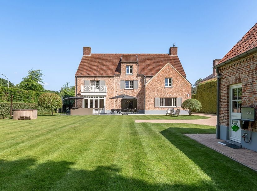 Deze karaktervolle en energiezuinige pastorijvilla werd gerealiseerd in 2010 en bevindt zich op een prachtig, zuidgericht perceel van 1838m². De villa