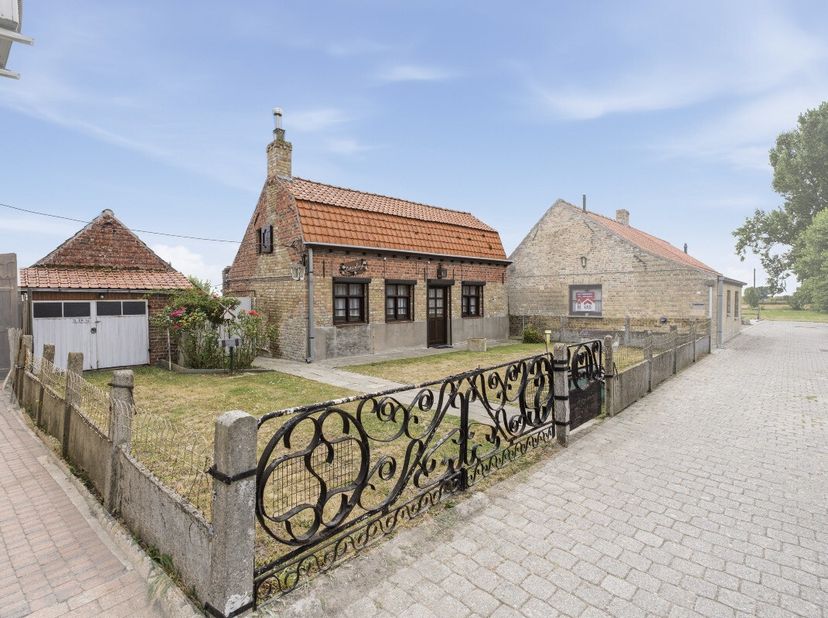 Deze charmante woning is rustig gelegen in het landelijke Avekapelle, te midden van groen en open velden. Dankzij de gunstige ligging bereik je het ce
