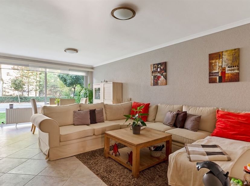 Gelijkvloers appartement met 3 slaapkamers en garage!<br />
Ligging:<br />
Dit gezellige gelijkvloers appartement is gelegen op een centrale locatie,