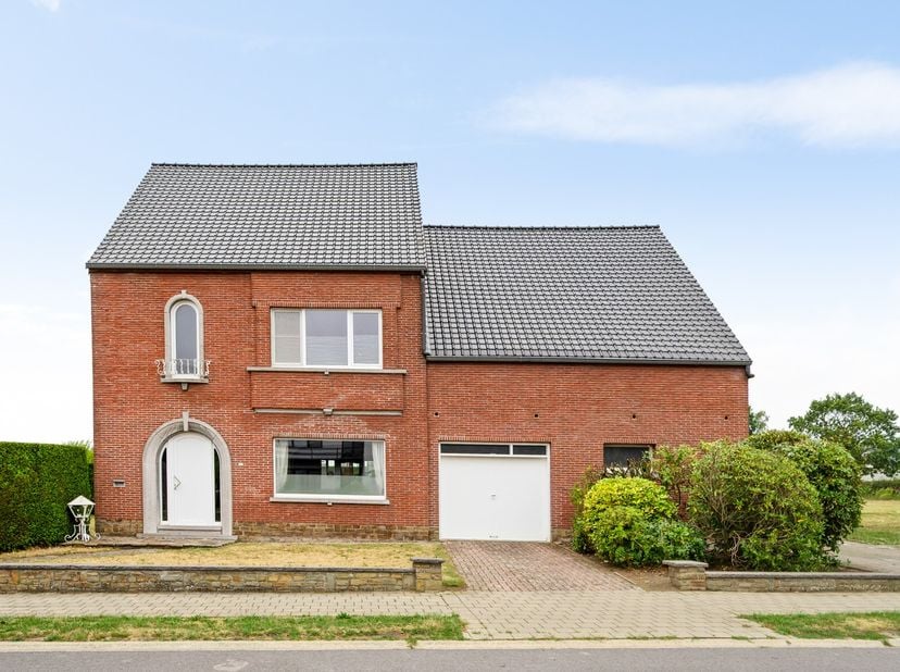 Op een uitstekende locatie te Onze-Lieve-Vrouw-Waver bevindt zich deze grote, karaktervolle woning met drie, mogelijks vijf slaapkamers, een bijgebouw
