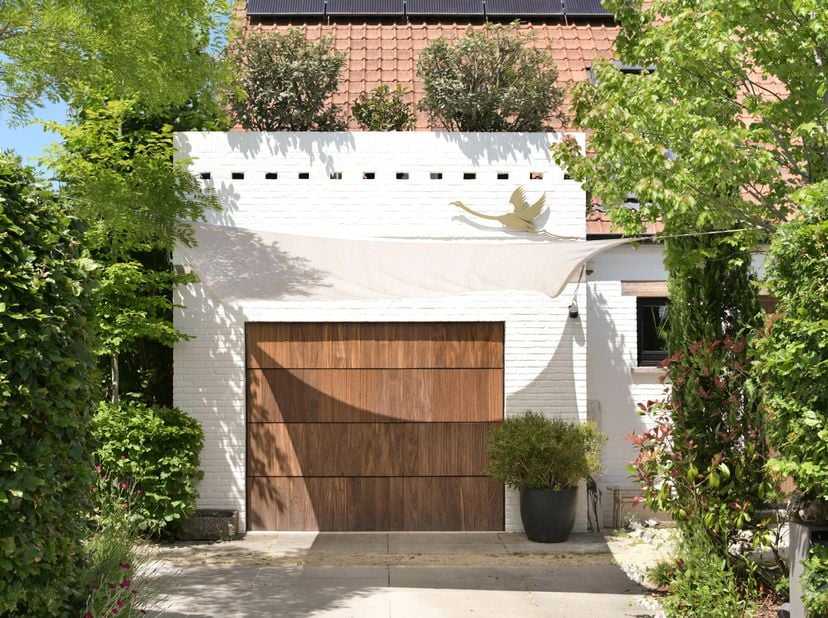 Deze vrijstaande, instapklare villa is een zorgvuldig ontworpen woonplek waar architectuur, natuur en comfort op een uitzonderlijk harmonieuze manier