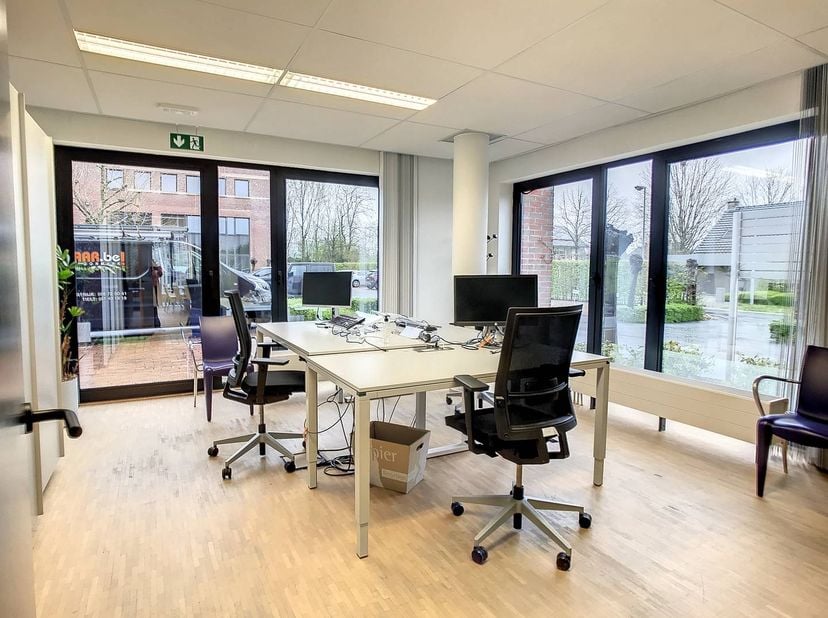 Gelijkvloers verhuurd kantoor van ca. 471 m² op centrale ligging te Roeselare.<br />
<br />
Omvat:<br />
- onthaal/open bureel met aanpalend archief<b